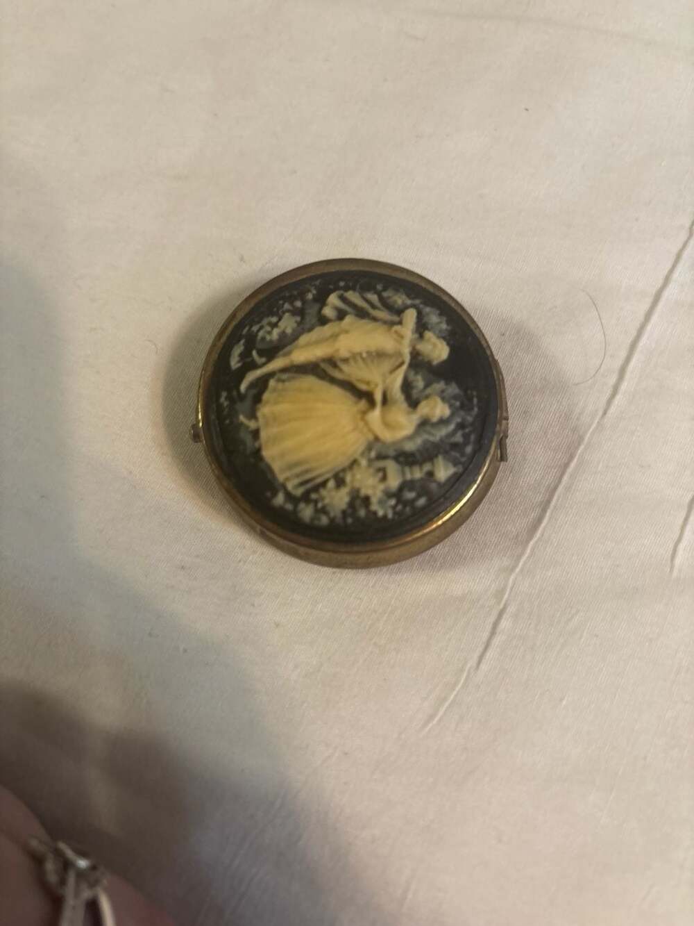 Vintage Cameo Pill Box Compact Mirror Trinket Case Romantic Couple Design